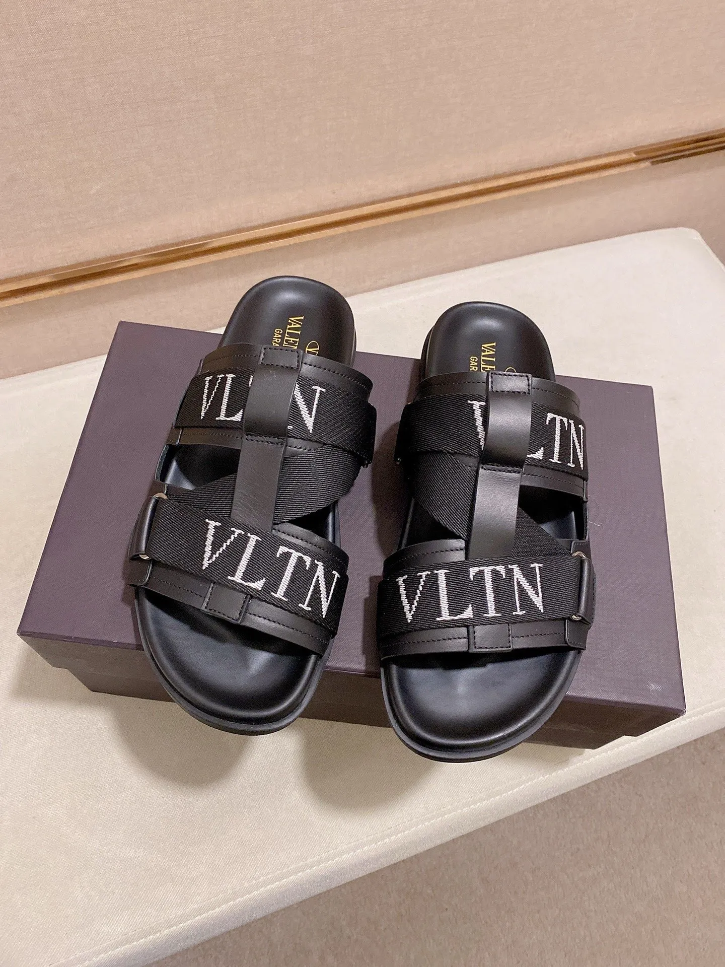 Men's shoes 💰: 480💰[Valentino] New couple 👫Boutique slippers, counter quality, classic plaid, the actual workmanship is quite complex🔰The uppers are made of imported fabrics➕🐑Sheepskin lining, which tests the craftsman's craftsmanship➕original PU outsole. Size: Women’s size: 35-44. Men's size 38-44 (can be customized to size 45, non-refundable)